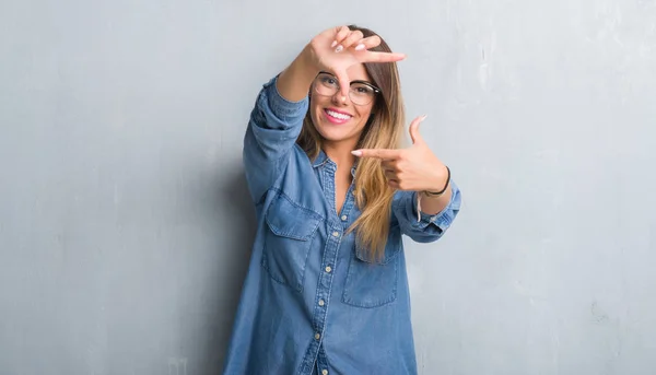 Mujer Adulta Joven Sobre Pared Gris Grunge Usando Gafas Sonrientes —  Fotos de Stock