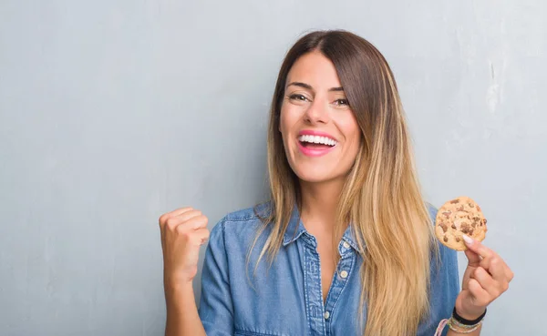 Joven Mujer Adulta Sobre Gris Grunge Pared Comer Chocolate Chip — Foto de Stock