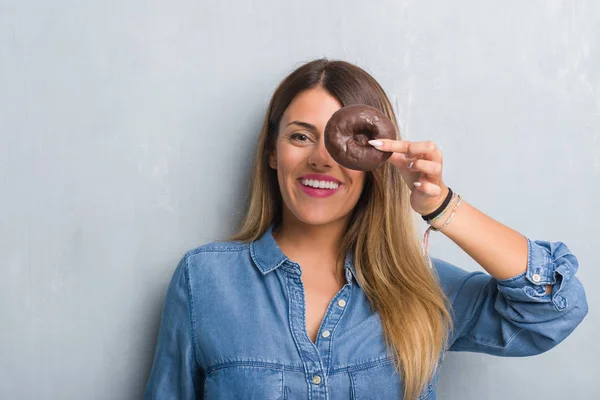 Jovem Mulher Adulta Sobre Parede Grunge Cinza Comer Donut Chocolate — Fotografia de Stock