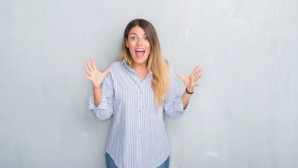 Mujer Adulta Joven Sobre Pared Grunge Gris Con Ropa Negocios — Foto de Stock