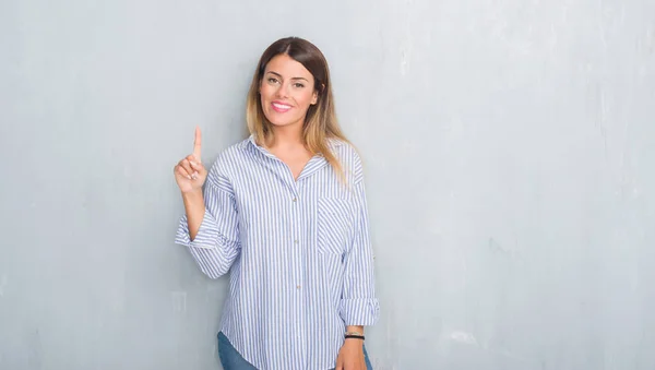 Mujer Adulta Joven Sobre Pared Grunge Gris Con Ropa Negocios —  Fotos de Stock