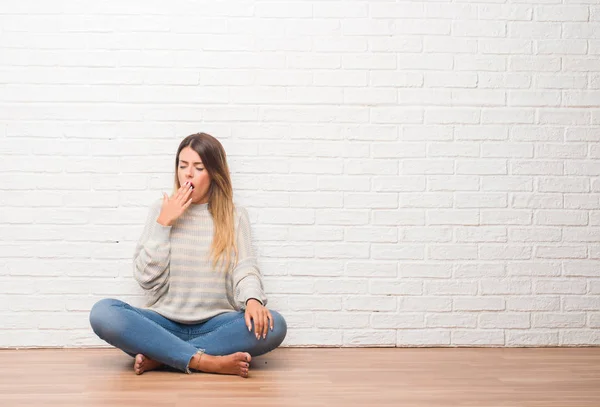 Ung Vuxen Kvinna Sitter Golvet Över Vit Tegelvägg Hemma Uttråkad — Stockfoto