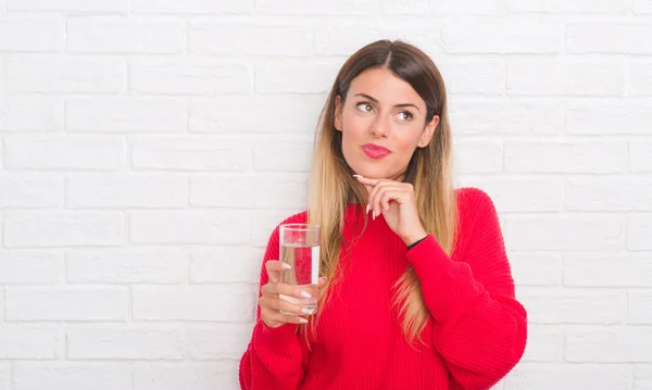 Joven Mujer Adulta Sobre Pared Ladrillo Blanco Beber Vaso Agua — Foto de Stock