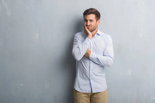 Handsome Young Business Man Grey Grunge Wall Wearing Elegant Shirt — Stock Photo, Image