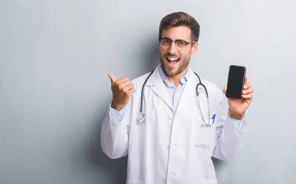 Bello Giovane Medico Uomo Oltre Grigio Grunge Parete Tenendo Smartphone — Foto Stock