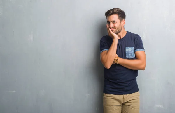 Guapo Joven Sobre Gris Pared Grunge Pensando Que Parece Cansado — Foto de Stock