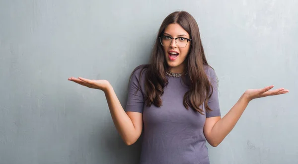 Jonge Brunette Vrouw Grunge Grijs Muur Bril Zeer Blij Opgewonden — Stockfoto