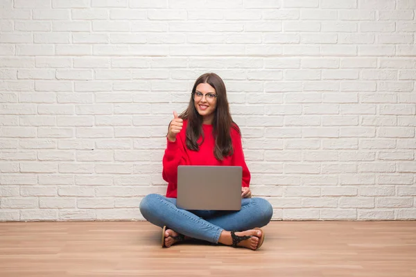 Jovem Morena Sentada Chão Sobre Parede Tijolo Branco Usando Laptop — Fotografia de Stock