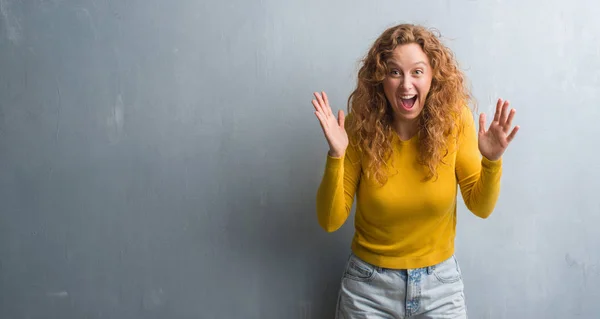 Jeune Femme Rousse Sur Mur Gris Grunge Très Heureux Excité — Photo