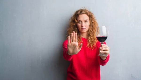 Joven Pelirroja Sobre Pared Gris Grunge Bebiendo Una Copa Vino — Foto de Stock