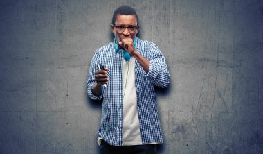 Afrika siyah adam öğrenci smartphone hasta ve öksürük, acı astım veya bronşit, tıp kavramı ile