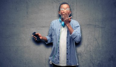 Afrika siyah adam öğrenci smartphone ile şok ağzına kapakları, sessizlik ve hata kavramlar, korkmuş ifade utangaç, görünüyor