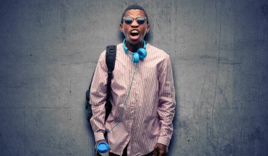 Afrika siyah adam öğrenci stresli, panik, korku içinde bağırarak bıkkın ve hayal kırıklığına uğramış. Hoş bir jest. İş sataşmak beni çıldırtıyor