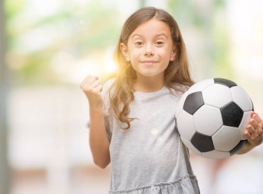 Duygu tezahürat gurur çığlık ve zafer ve başarı çok heyecanlı, kutluyor futbol futbol topu tutan esmer Latin kız