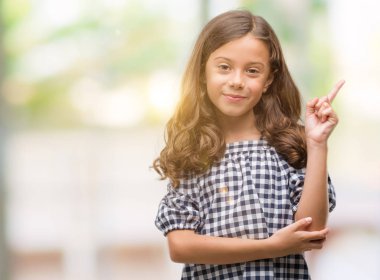 Esmer Latin kız siyah beyaz elbise el ve parmak ile tarafına işaret çok mutlu