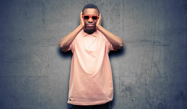 Homem Negro Africano Usando Óculos Sol Cobrindo Ouvidos Ignorando Ruído — Fotografia de Stock