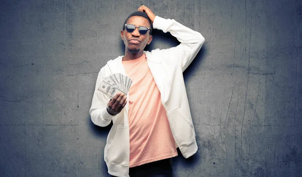 Afrikai Ember Tartja Dollár Bankjegyek Kétség Kifejezése Megzavarja Csoda Koncepció — Stock Fotó