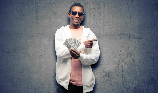 Afrikai Ember Tartja Oldalán Ujjal Mutatva Dollár Bankjegyek — Stock Fotó