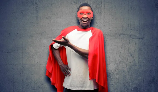 Bir Şey Boş Elinde Tutan Afrika Siyah Süper Kahraman Adam — Stok fotoğraf