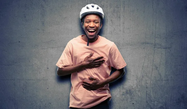 Fekete Ember Visel Kerékpáros Sisak Magabiztos Elégedett Egy Nagy Természetes — Stock Fotó