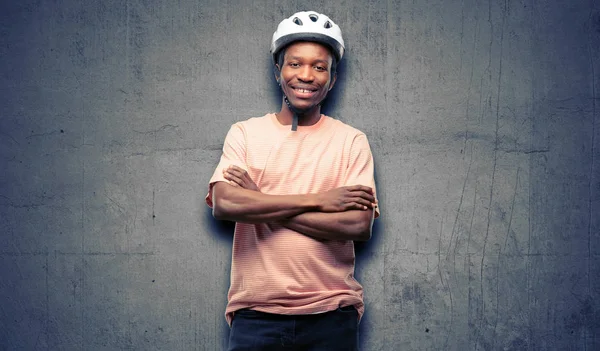 Homem Preto Usando Capacete Bicicleta Com Braços Cruzados Confiante Feliz — Fotografia de Stock