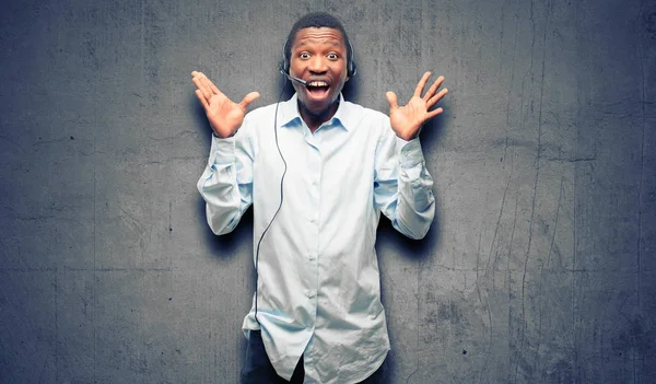 Homem Negro Consultor Call Center Feliz Surpreso Aplaudindo Expressando Gesto — Fotografia de Stock