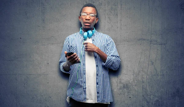 Africano Negro Hombre Estudiante Con Smartphone Feliz Sorprendido Animando Expresar — Foto de Stock