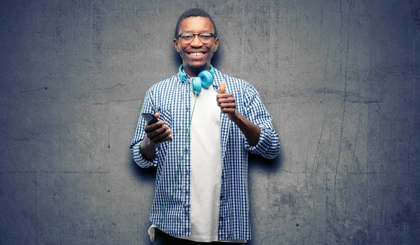 Africano Negro Estudiante Con Teléfono Inteligente Sonriendo Ampliamente Mostrando Pulgares — Foto de Stock