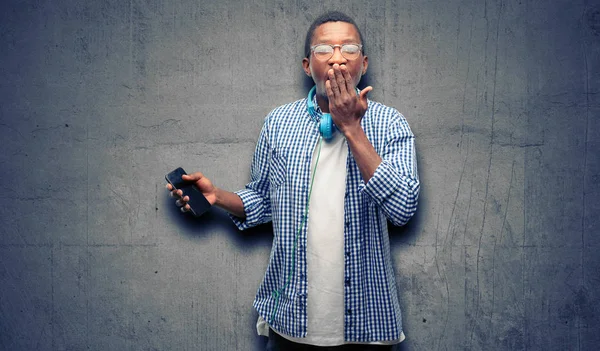 Africano Negro Estudante Com Smartphone Cobre Boca Choque Parece Tímido — Fotografia de Stock