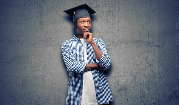 Mladí Africké Postgraduální Student Černý Muž Myšlení Vzhlédl Vyjádření Pochybností — Stock fotografie