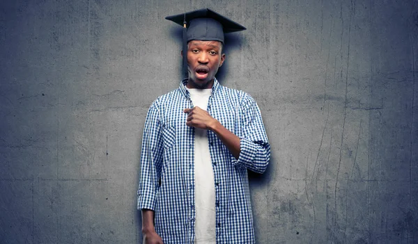 Joven Africano Graduado Estudiante Negro Hombre Feliz Sorprendido Animando Expresar — Foto de Stock