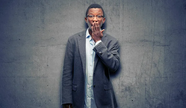 Afrikanska Svart Man Bär Jacka Täcker Munnen Chock Ser Blyg — Stockfoto