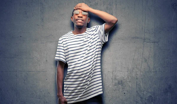 Afrika Siyah Adam Çok Korkmuş Sinir Anksiyete Panik Jest Bunalmış — Stok fotoğraf