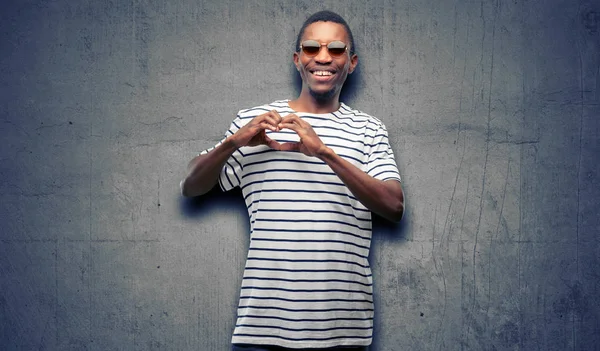 Africano Negro Hombre Usando Gafas Sol Feliz Mostrando Amor Con —  Fotos de Stock