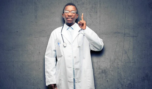 Jovem Médico Negro Profissional Médico Feliz Surpreso Animando Expressar Gesto — Fotografia de Stock