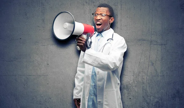 Jovem Médico Negro Profissional Médico Comunica Gritando Alto Segurando Megafone — Fotografia de Stock