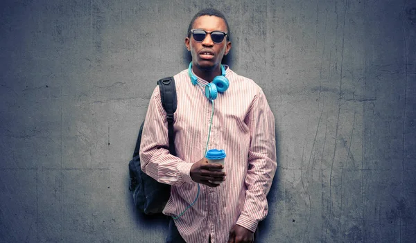 Africano Homem Negro Estudante Com Expressão Sonolenta Sendo Sobrecarregado Cansado — Fotografia de Stock