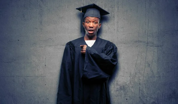 Молодой Африканский Аспирант Чёрный Мужчина Счастлив Удивлён Приветствием Выражающим Вау — стоковое фото