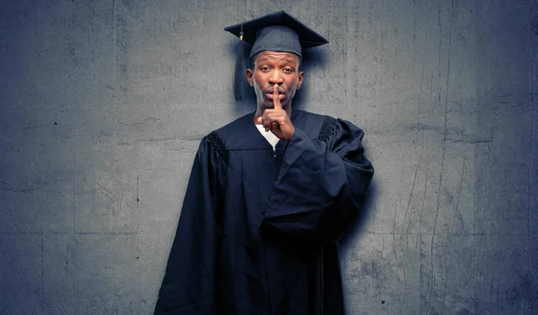 Mladí Africké Postgraduální Student Černý Muž Ukazováček Rty Požádejte Zticha — Stock fotografie