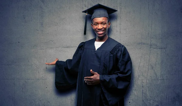 Mladí Africké Postgraduální Student Černý Muž Sebejistý Spokojený Přirozený Úsměv — Stock fotografie