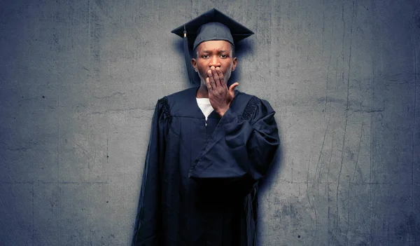 Genç Afrika Yüksek Lisans Öğrencisi Siyah Adam Şok Ağzına Kapakları — Stok fotoğraf