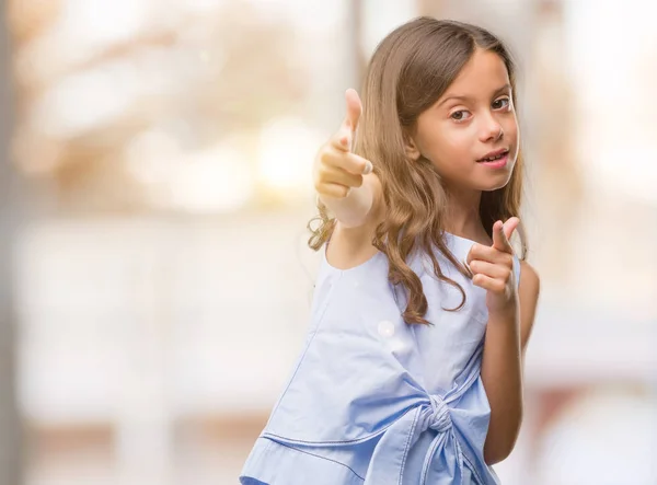 Brunette Spaanse Meisje Wijzen Vingers Naar Camera Met Gelukkig Grappig — Stockfoto