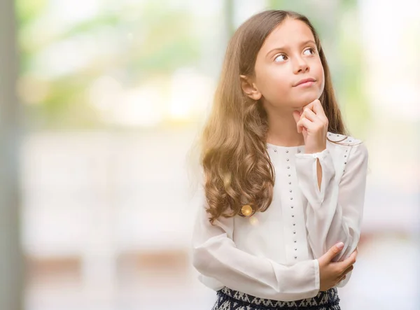 Brunette Spaanse Meisje Met Hand Kin Denken Vraag Nadenkend Expressie — Stockfoto