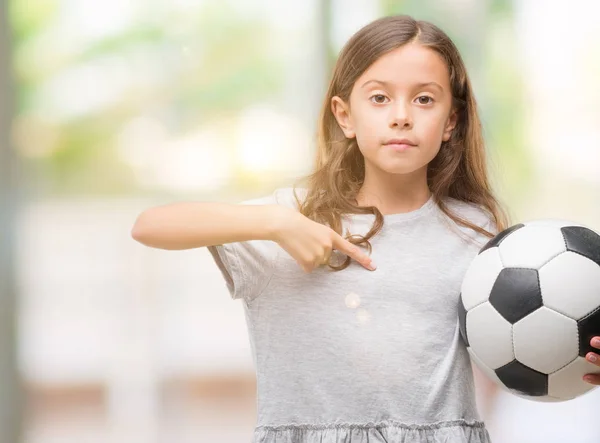 Esmer Latin Kız Futbol Futbol Topu Sürpriz Yüz Işaret Parmağı — Stok fotoğraf