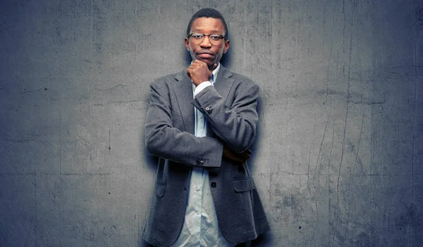 Afrikanischer Schwarzer Mann Sakko Denkt Nach Und Blickt Auf Und — Stockfoto