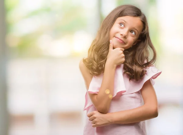 Brunett Spansktalande Tjej Klädd Rosa Klänning Som Ser Självsäker Kameran — Stockfoto