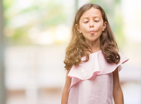 Menina Hispânica Morena Vestindo Vestido Rosa Fazendo Cara Peixe Com — Fotografia de Stock