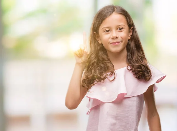 Брюнетка Латиноамериканського Дівчина Рожевій Сукні Показ Вказуючи Номером Один Палець — стокове фото