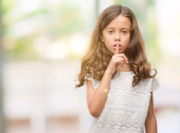 Chica Hispana Morena Pidiendo Silencio Con Dedo Los Labios Silencio — Foto de Stock