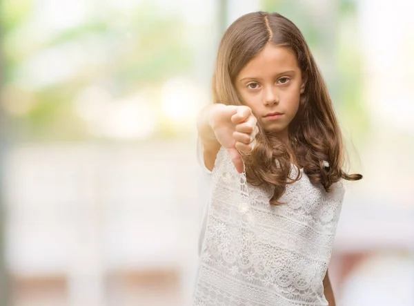 Barna Hispán Lány Keres Boldogtalan Dühös Mutatja Elutasítása Negatív Hüvelykujj — Stock Fotó